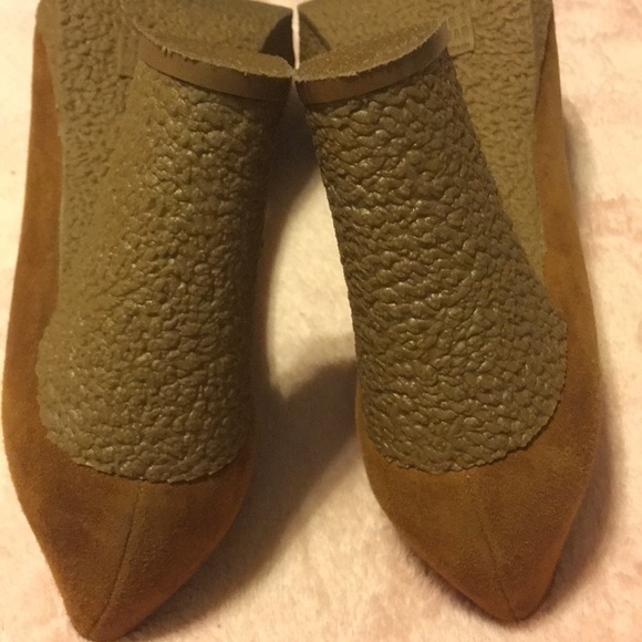 Stuart Weitzman Suede Tassel Gum sole Heels - Picture 6 of 12
